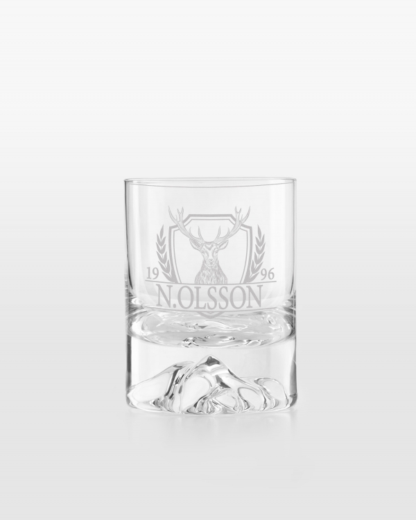 Whiskyglas med graverat namn och hjortmotiv