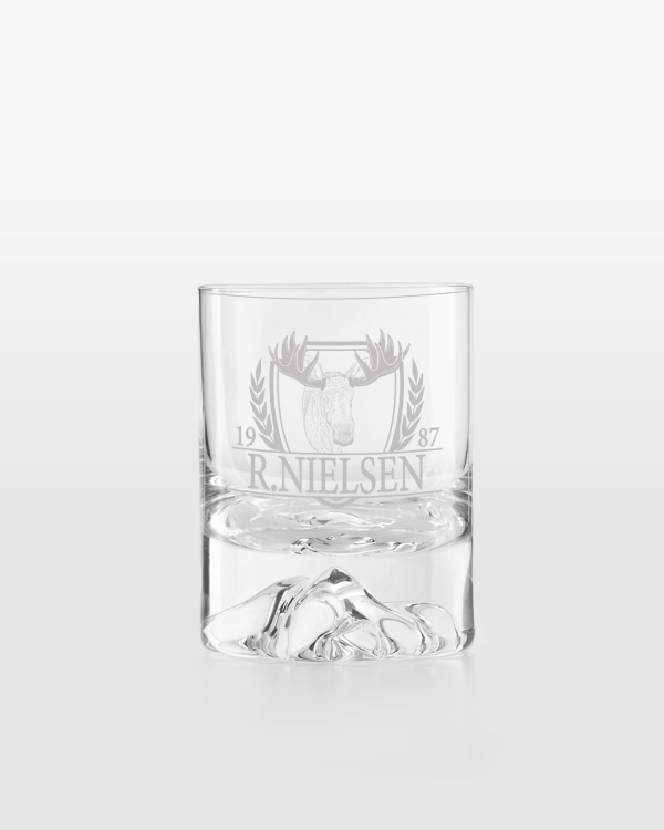 Whiskyglas graverat med namn och älgmotiv